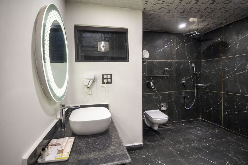 Family Suite | Bathroom | Shower, free toiletries, towels