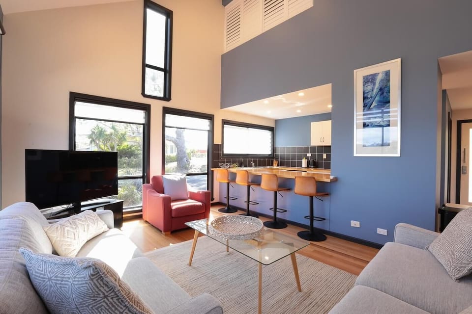 House, 5 Bedrooms | Living area | LCD TV