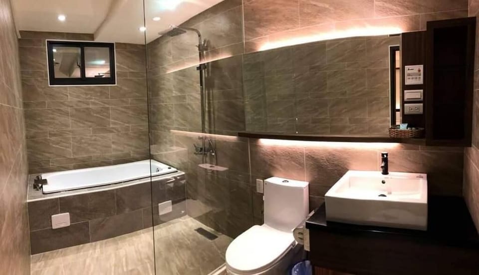 Deluxe Double Room, Bathtub | Bathroom | Free toiletries, hair dryer, slippers, towels