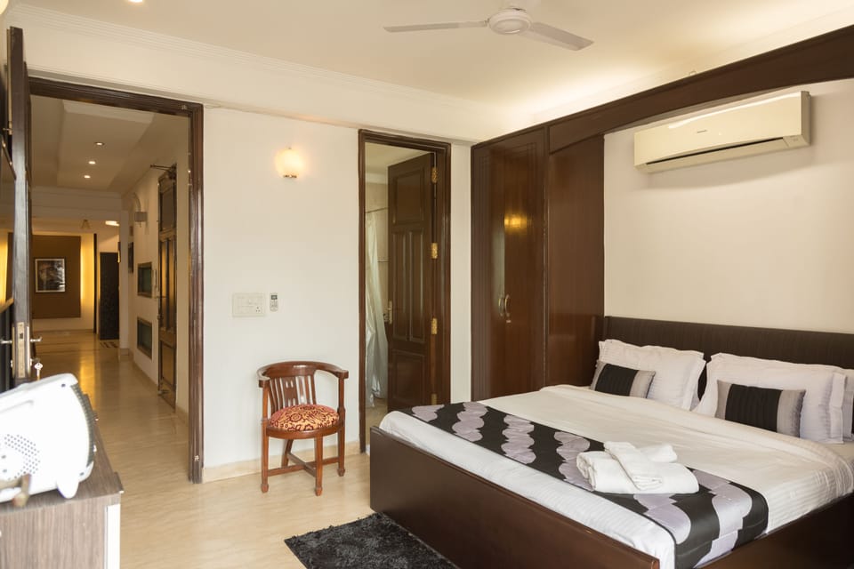 Classic Room | Down comforters, in-room safe, desk, laptop workspace