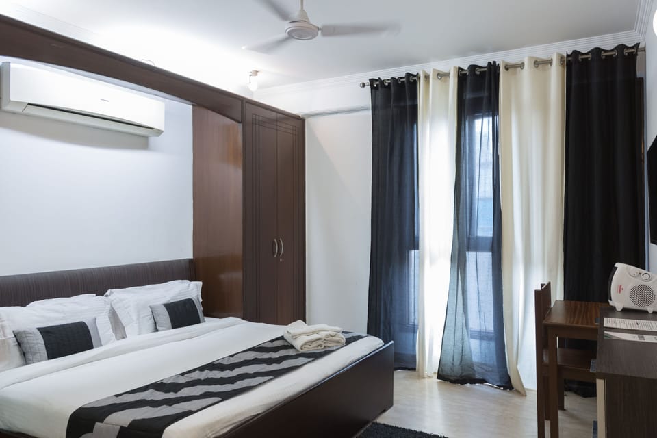 Classic Room | Down comforters, in-room safe, desk, laptop workspace