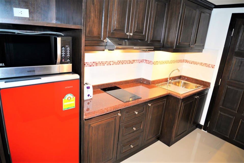 Studio | Private kitchen | Fridge, microwave, stovetop, electric kettle
