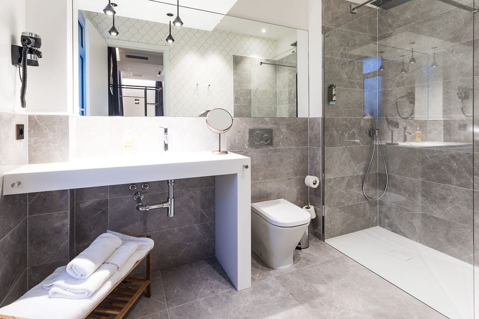Double Room | Bathroom | Shower, free toiletries, hair dryer, towels