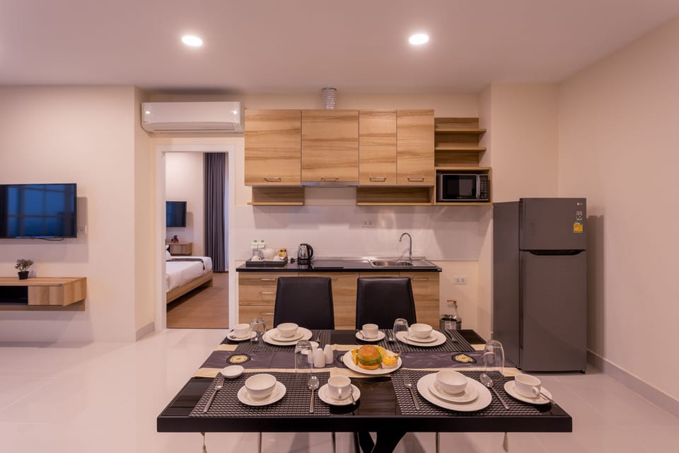 Family Apartment, 2 Bedrooms | In-room dining