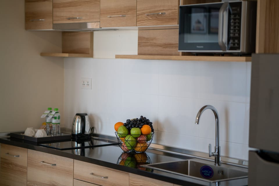 Full-size fridge, microwave, coffee/tea maker, electric kettle