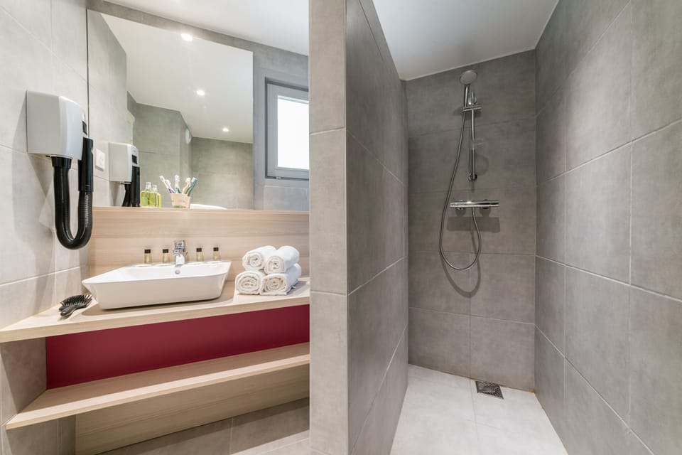 Rainfall showerhead, hair dryer, towels, soap