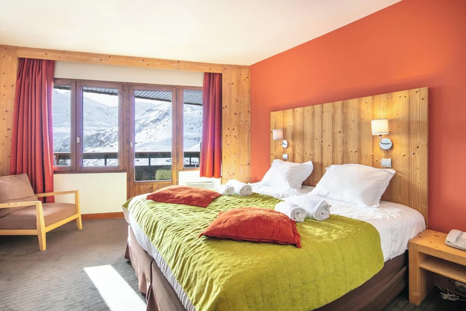 In-room safe, WiFi (free), bed sheets