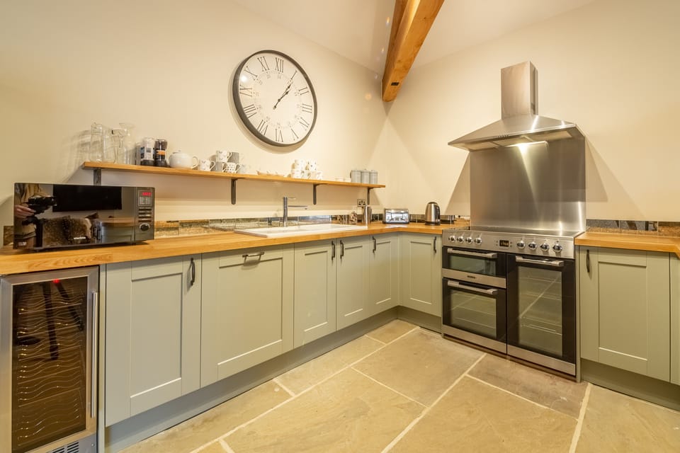 The Owl House: Well-equipped kitchen with wine fridge