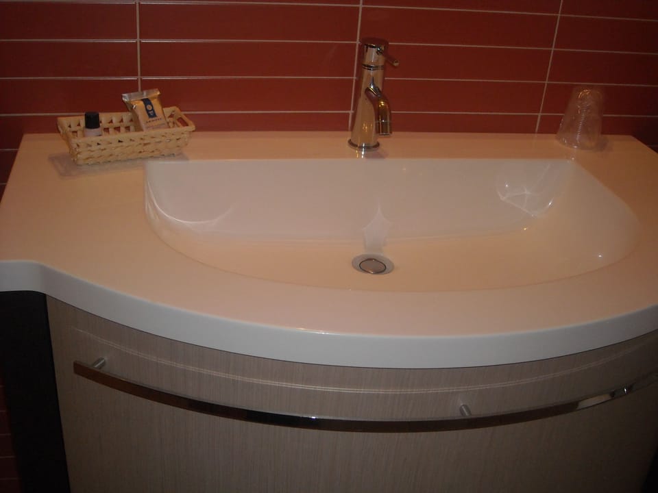 Bathroom sink
