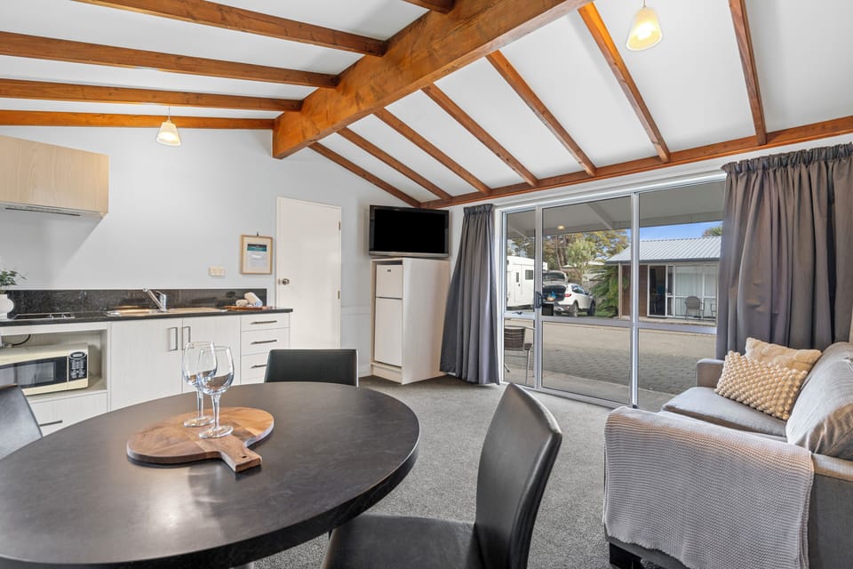 Self Contained Unit - 1 Bedroom Family (1BR) | In-room dining