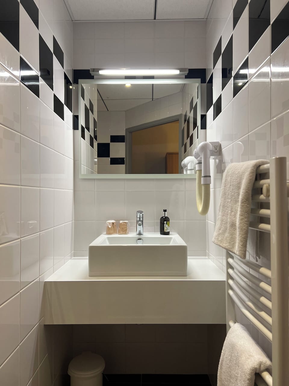 Comfort Double or Twin Room | Bathroom | Free toiletries, hair dryer, towels