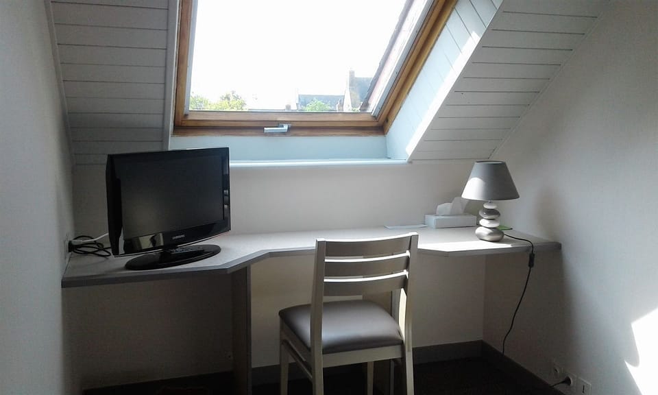 Desk, free WiFi