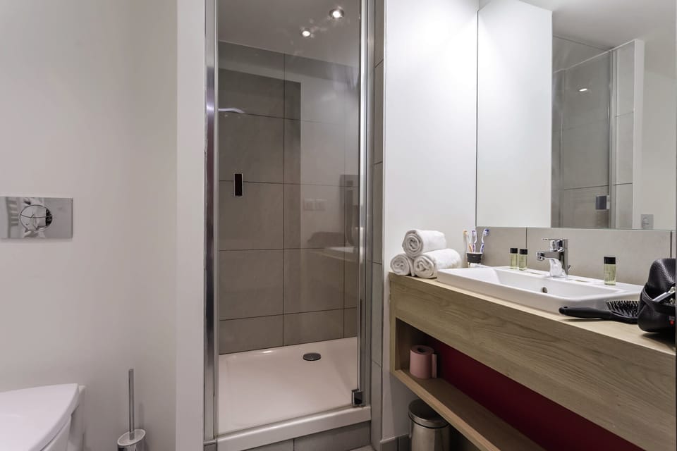 Shower, hair dryer, towels