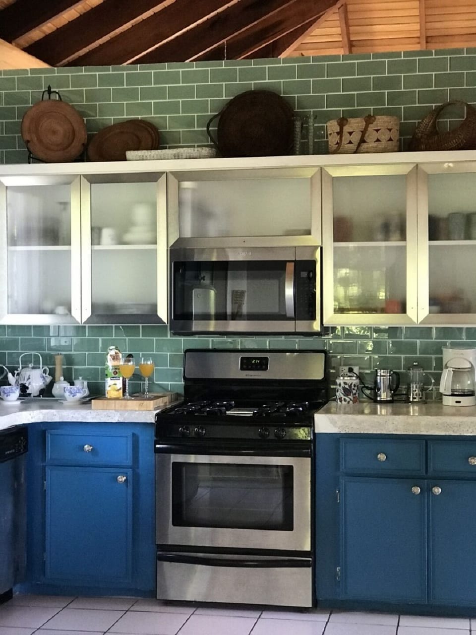 FULL KITCHEN W/DISHWASHER/BRAND NEW APPLIANCES2026MICROWAVE/COFFEE POT/POTS&PANS