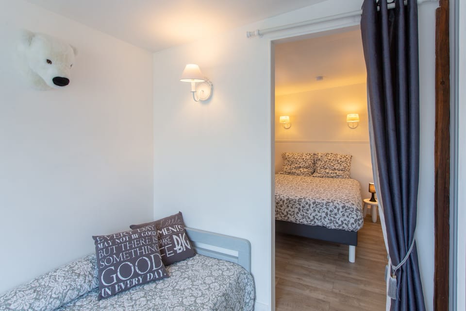 Suite (Ardoise) | Individually decorated, individually furnished, iron/ironing board