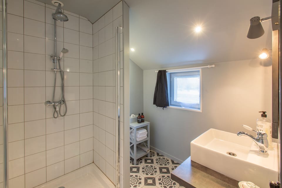 Suite (Ardoise) | Bathroom | Shower, hair dryer, towels, soap