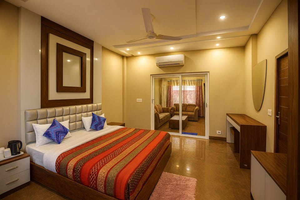 Suite Room | In-room safe, desk, laptop workspace, WiFi (free)
