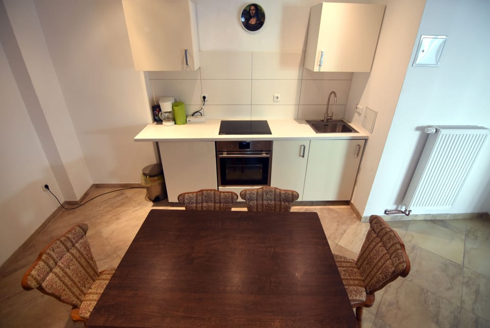 Townhome | Private kitchen | Fridge, microwave, oven, stovetop