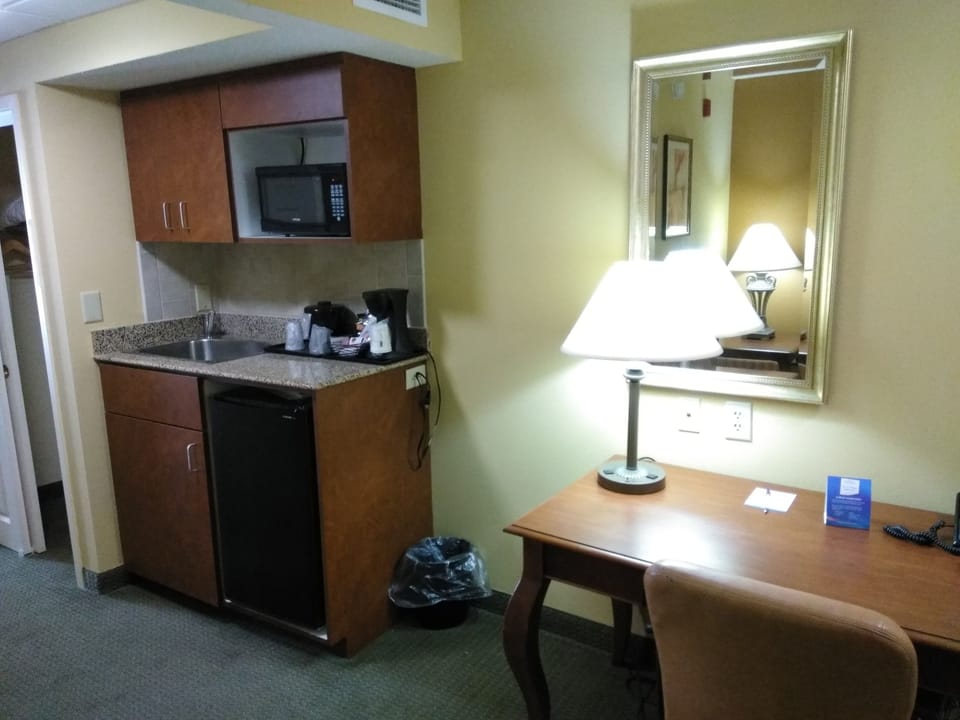 Studio Suite, 1 King Bed, Non Smoking | Private kitchenette | Fridge, microwave, coffee/tea maker