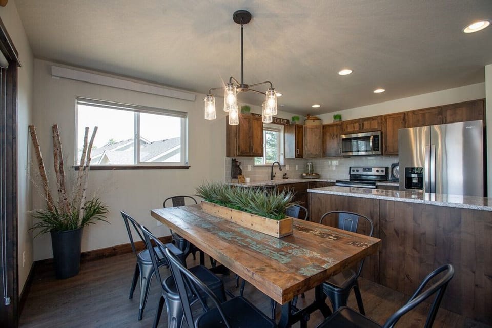 Dining room seating for 8.