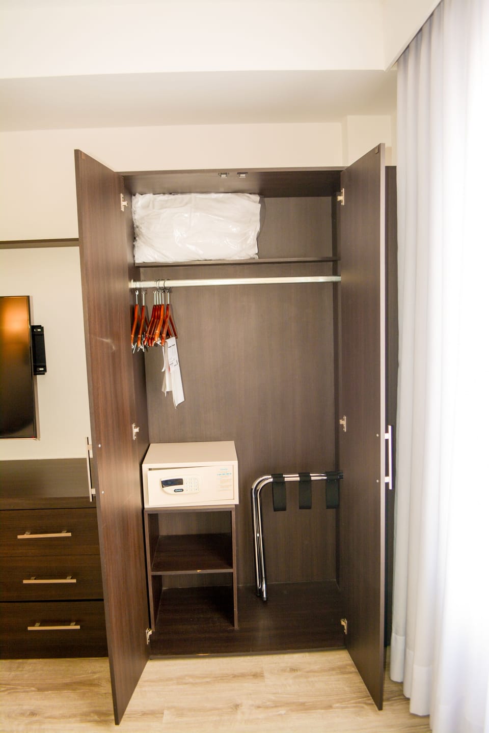 In-room safe, laptop workspace, iron/ironing board, free WiFi