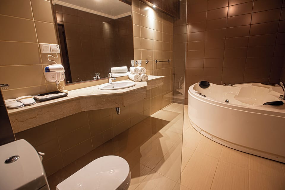 Sea View Suites | Bathroom | Shower, free toiletries, hair dryer, bidet
