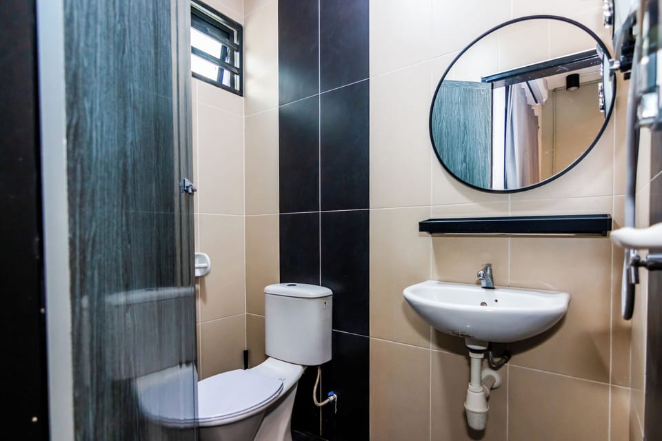 Kantan Suite | Bathroom | Shower, hair dryer, slippers, bidet