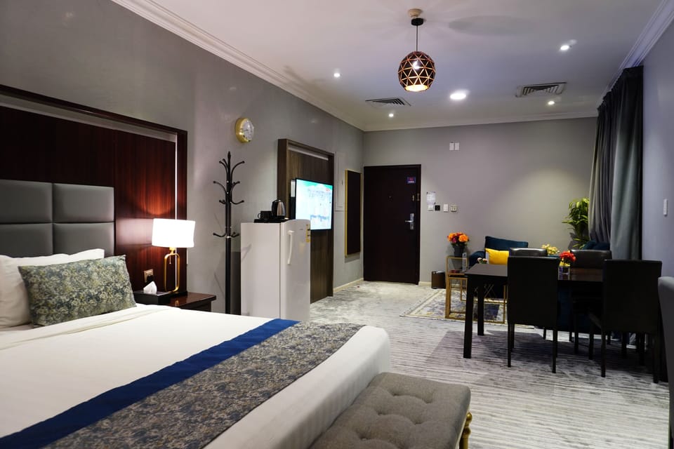 Double or Twin Room | Individually decorated, individually furnished, blackout drapes