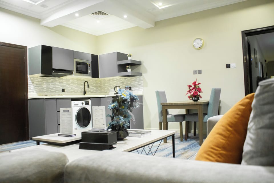 Family Apartment (One-Bedroom Apartment) | Private kitchenette | Electric kettle, paper towels