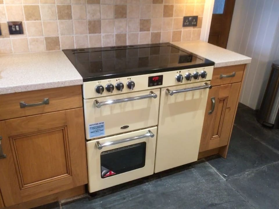 Full-size fridge, microwave, oven, stovetop