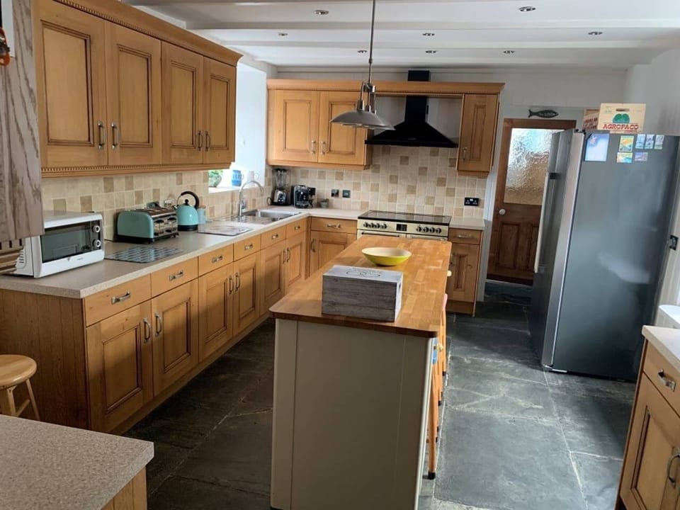 Superior Cottage | Private kitchen | Full-size fridge, microwave, oven, stovetop