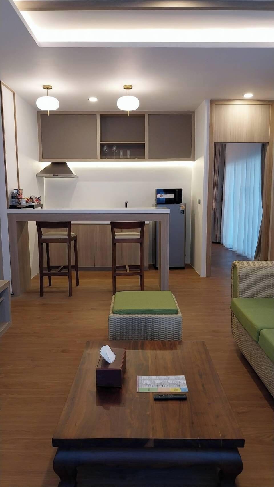 1 Bedroom Junior Suite | Living area | 32-inch TV with cable channels