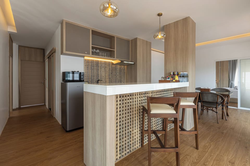 Coffee/tea maker, fridge, electric kettle