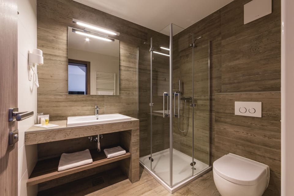 Standard Double Room | Bathroom | Shower, rainfall showerhead, free toiletries, hair dryer