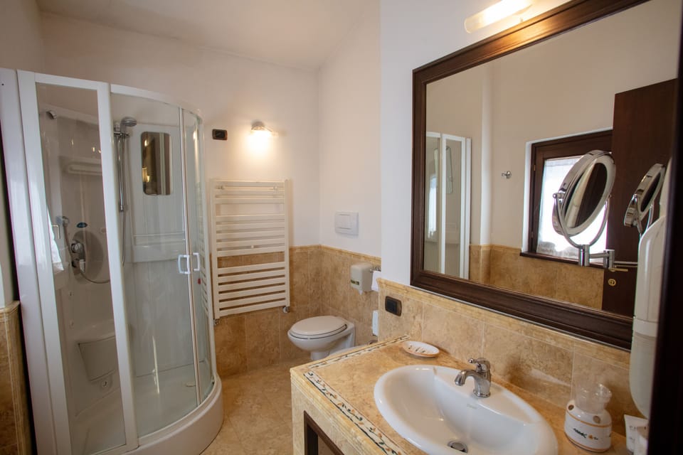 Junior Suite, Valley View (Arianna) | Bathroom | Free toiletries, hair dryer, bidet, towels