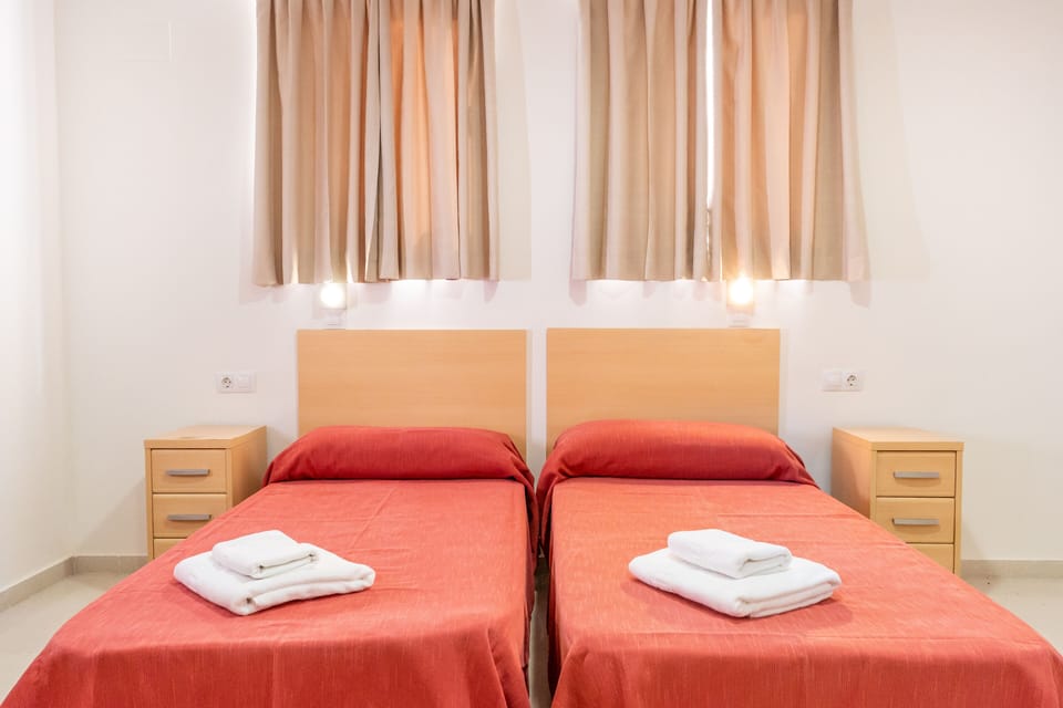 Basic Double Room, Private Bathroom | Blackout drapes, bed sheets