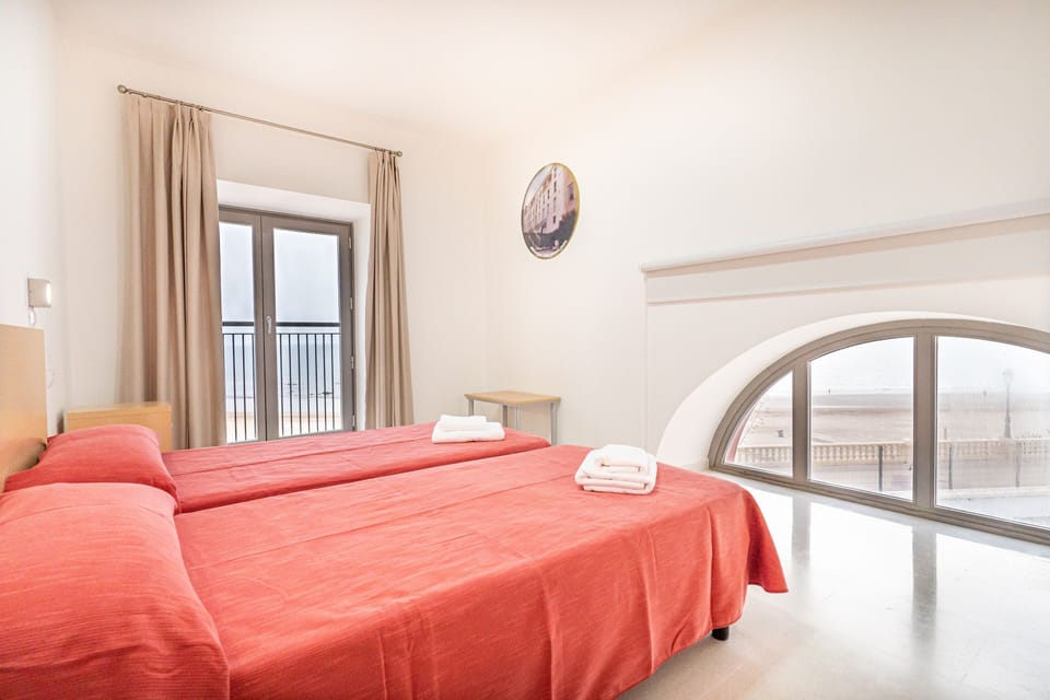 Basic Double Room, Private Bathroom | Blackout drapes, bed sheets