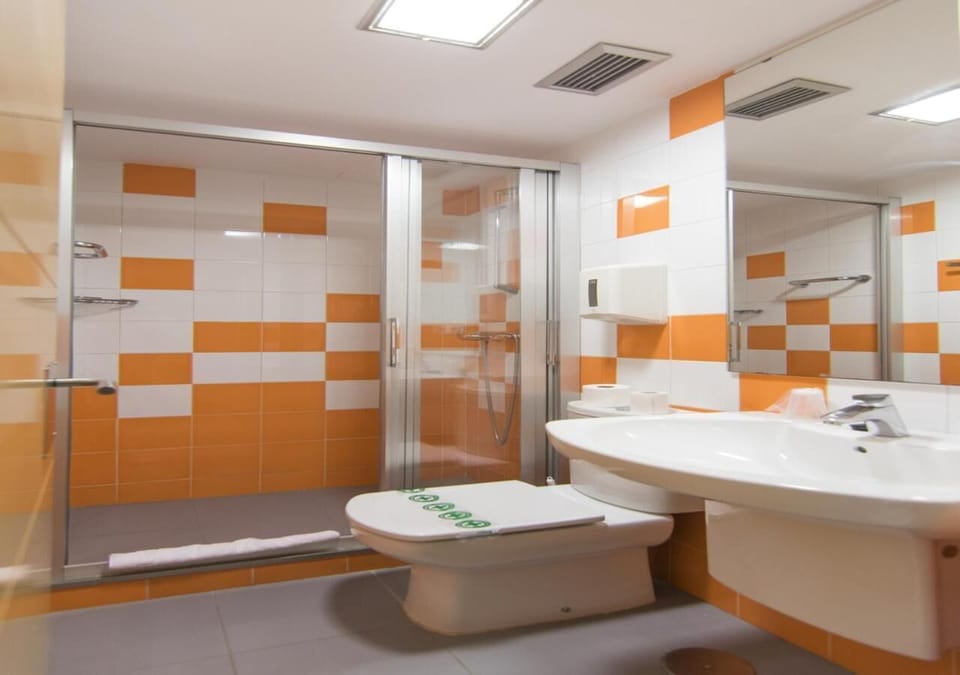 Shower, towels