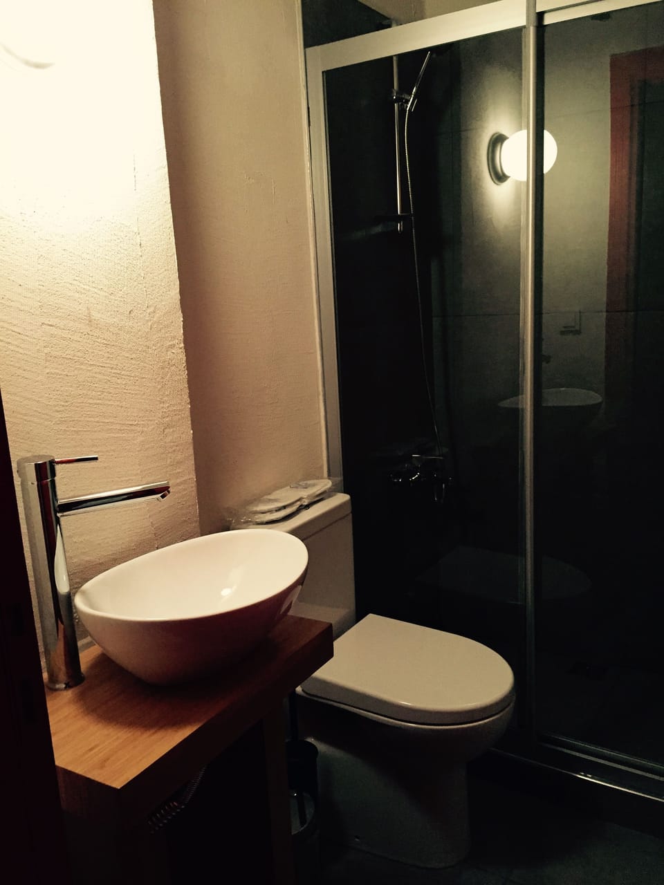 Combined shower/tub, rainfall showerhead, designer toiletries