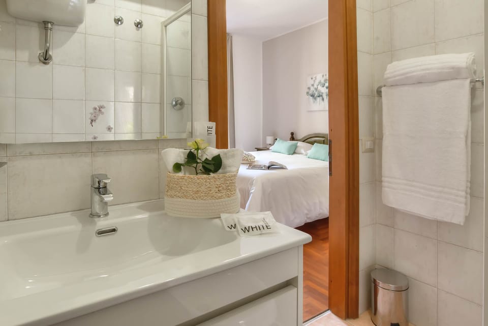 Double Room | Bathroom | Free toiletries, hair dryer, bidet, towels