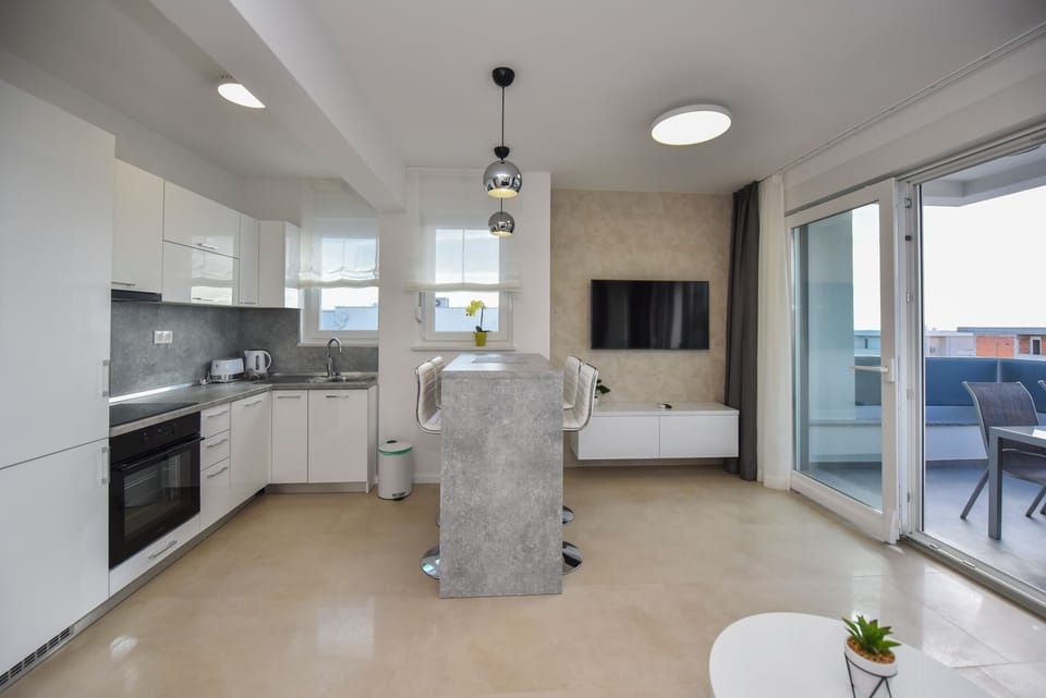 Deluxe Apartment, 3 Bedrooms, Non Smoking, Terrace | Private kitchen | Electric kettle