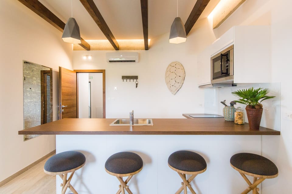 Deluxe Apartment | Private kitchen | Mini-fridge, electric kettle, highchair, cookware/dishes/utensils