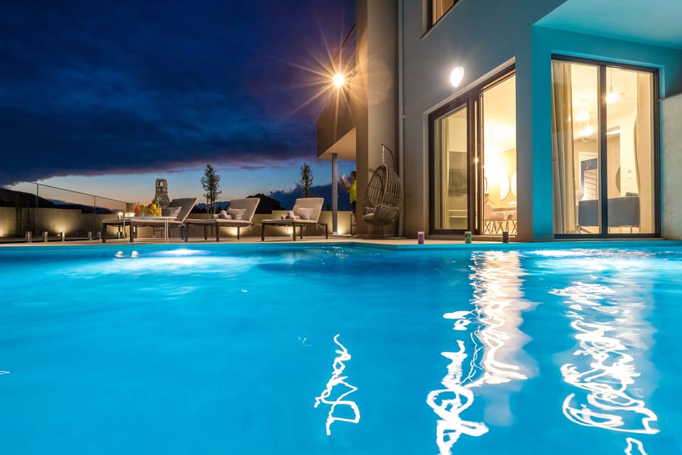 Seasonal outdoor pool, pool umbrellas, sun loungers
