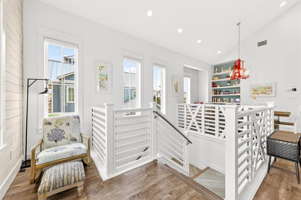2nd Floor, Landing
