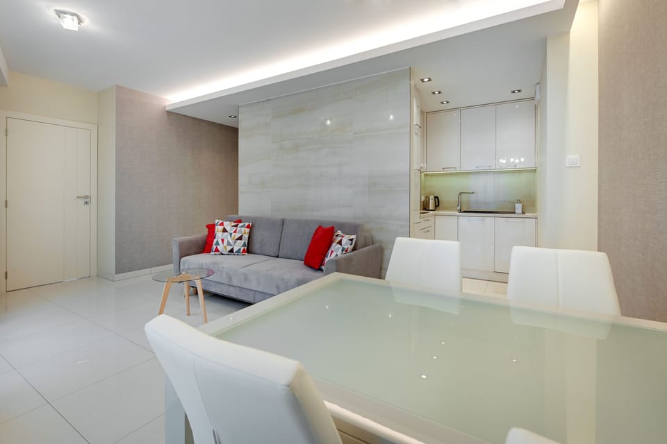 Deluxe Apartment | Living room | 58-inch flat-screen TV with cable channels, TV