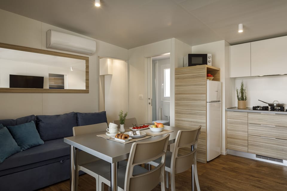 Full-size fridge, microwave, stovetop, dishwasher