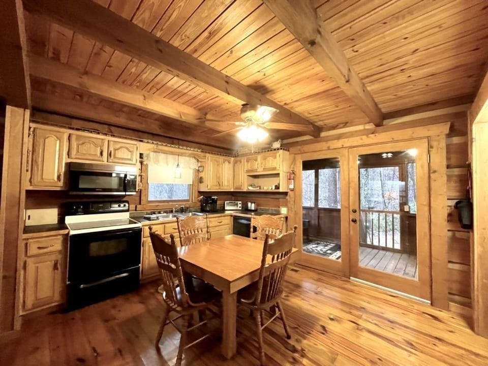 Cabin, 2 Bedrooms | Private kitchen | Coffee/tea maker, fridge, oven, toaster