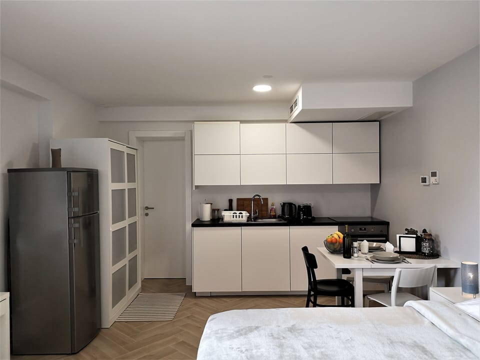 Deluxe Studio Suite | Private kitchen | Shared fridge, microwave