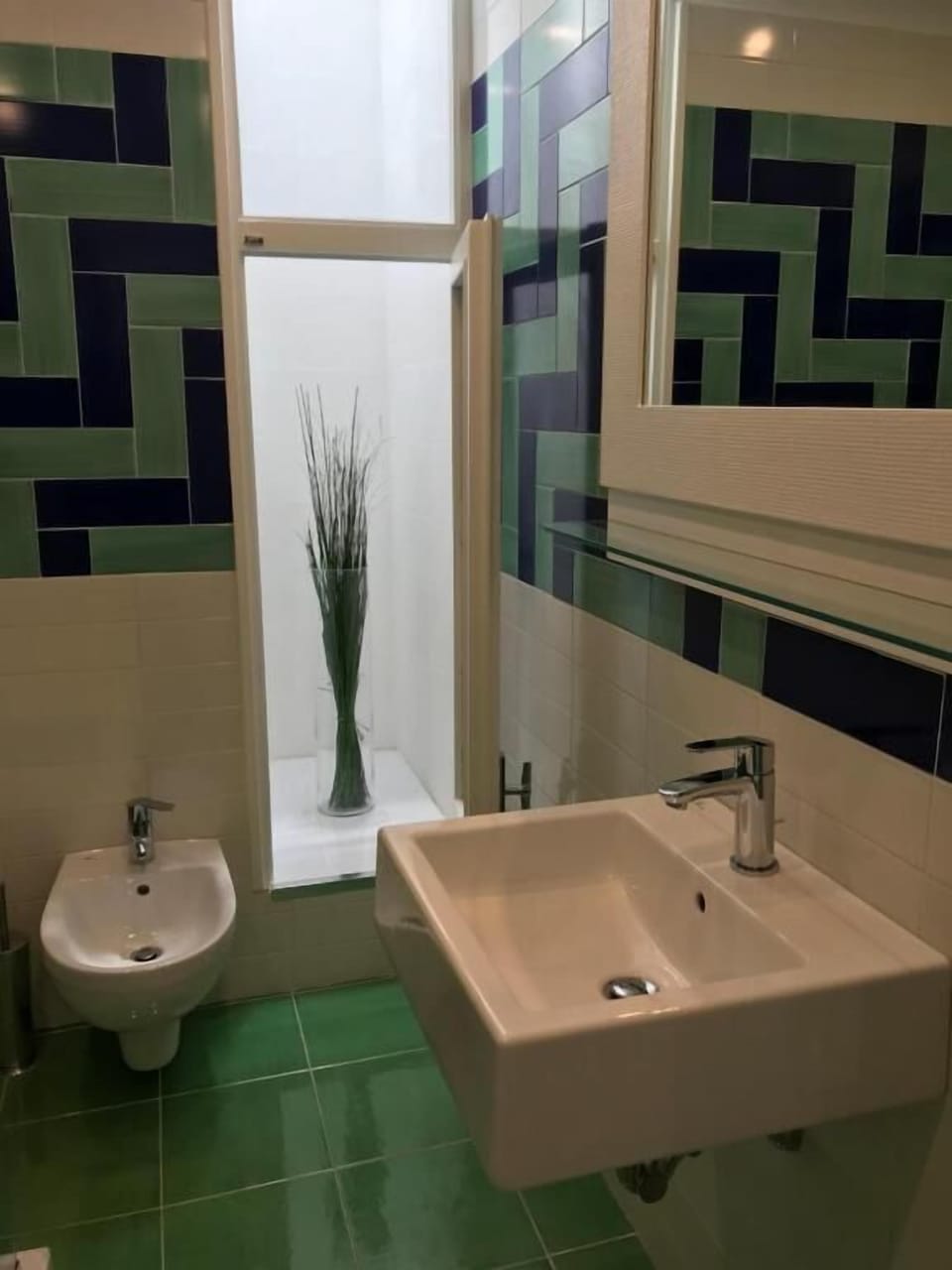 Deluxe Double Room | Bathroom | Shower, hair dryer, towels