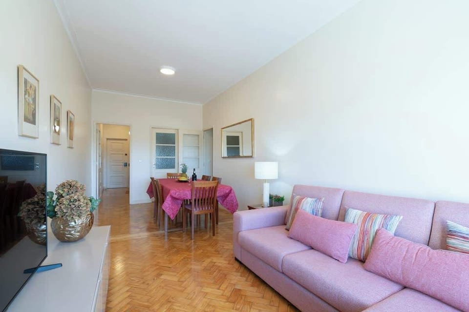 Seize the opportunity to appreciate the little details in the house where you can see Porto and Gaia.